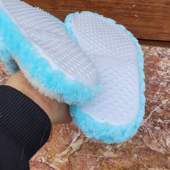 Women's Slippers Sz 5-6 - Picture 4 of 7